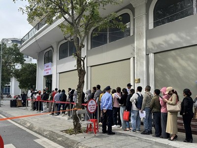 Xếp hàng chờ nộp hồ sơ mua nhà ở xã hội Uy Nỗ (Đông Anh, Hà Nội). Ảnh minh họa.