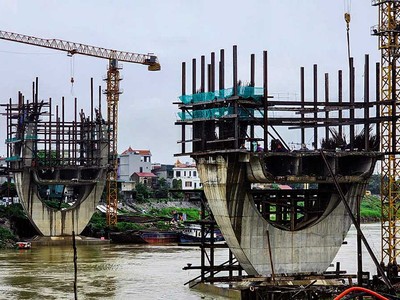 Nhiều dự án hạ tầng giao thông bị vỡ sâu tiến độ. Trong ảnh: Dự án Nâng cấp tuyến vận tải thủy sông Đuống (cầu đường sắt Đuống) phải gia hạn thời gian hoàn thành 