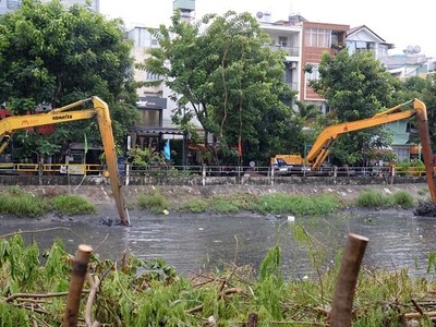 Thi công dự án cải tạo môi trường, xây dựng hạ tầng rạch Xuyên Tâm. Ảnh: Lê Minh