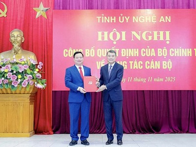 Trưởng ban Tổ chức Trung ương Lê Minh Hưng trao Quyết định của Bộ Chính trị cho tân Bí thư Tỉnh ủy Nghệ An Nguyễn Khắc Thận. Ảnh Phạm Bằng