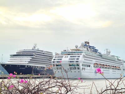 Hai siêu du thuyền hạng sang Westerdam (quốc tịch Hà Lan) và Star Voyager (quốc tịch Bahamas) cập Cảng tàu khách quốc tế Hạ Long.