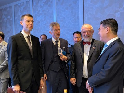 Phó chủ tịch UBND TP.HCM Nguyễn Văn Dũng (ngoài cùng bên phải) trao đổi với Chủ tịch Thượng viện Cộng hòa Czech ông Milos Vystrcil (thứ 2 từ trái qua) bên lề diễn đàn. 