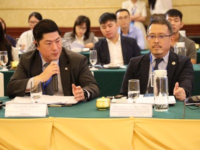 Ông Jeong Ji Hoon, Phó chủ tịch Hiệp hội Doanh nghiệp Hàn Quốc tại Việt Nam (bên trái) kiến nghị cần hoàn thiện cơ chế pháp lý về ưu đãi tài chính, quỹ đất, quy hoạch phát triển nhà ở cho công nhân.