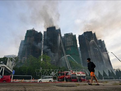 Hoả hoạn kinh hoàng cụm chung cư ở quận Tai Po, Hong Kong (Trung Quốc) khiến các tòa nhà gần như bị thiêu rụi hoàn toàn. Ảnh: Mạc Luyện - PV TTXVN tại Hong Kong (Trung Quốc) 