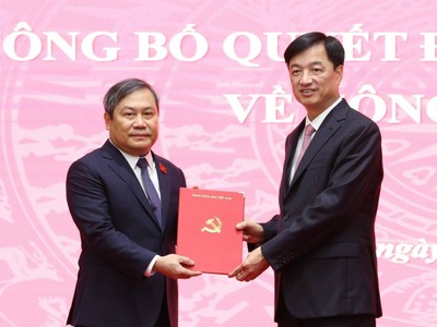 Ủy viên Bộ Chính trị, Bí thư Thành ủy Hà Nội Nguyễn Duy Ngọc trao quyết định cho ông Vũ Đại Thắng. Ảnh: Viết Thành.