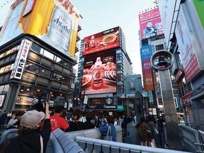 Tương ớt Chin-su xuất hiện hoành tráng tại khu phố ẩm thực sôi động Dotonbori, Osaka, Nhật Bản