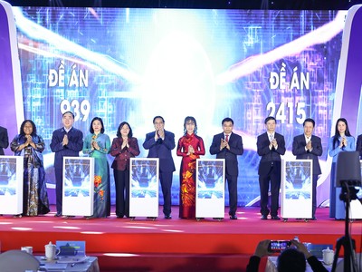 Thủ tướng Phạm Minh Chính và các đại biểu bấm nút triển khai Đề án Hỗ trợ phụ nữ khởi nghiệp giai đoạn 2026-2035 - Ảnh: VGP/Nhật Bắc