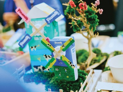 Những chiếc vỏ hộp sữa Vinamilk được “tái sinh” thành những mô hình xinh xắn