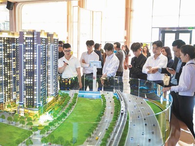 Thị trường địa ốc đang chững lại vì lãi suất tăng. Trong ảnh: Khách hàng đi xem dự án, nhưng tỷ lệ xuống tiền thấp (Ảnh: V.D) 