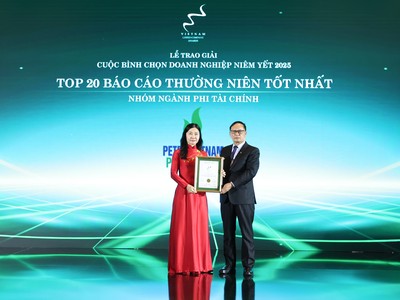 Bà Võ Thị Thu Sương, đại diện CNG nhận giải