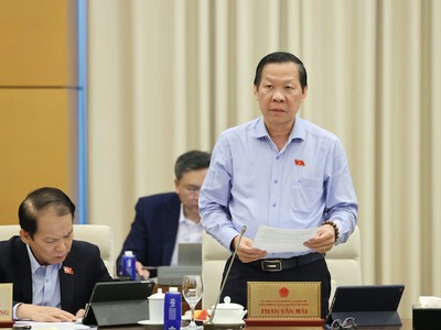 Chủ nhiệm Ủy ban Kinh tế và Tài chính Phan Văn Mãi báo cáo ý kiến cơ quan thẩm tra. Ảnh: Duy Linh. 