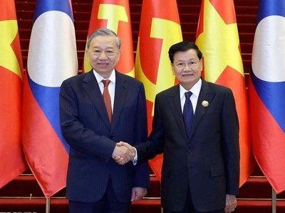 Tổng Bí thư Tô Lâm và Tổng Bí thư, Chủ tịch nước Lào Thongloun Sisoulith đồng chủ trì Cuộc gặp cấp cao giữa Đảng Cộng sản Việt Nam và Đảng Nhân dân Cách mạng Lào - Ảnh: Thống Nhất/TTXVN.