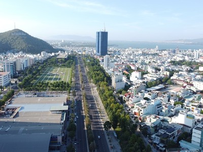 Theo nội dung tờ trình của UBND tỉnh Gia Lai, tuyến đường Nguyễn Tất Thành tại phường Quy Nhơn là tuyến đường có giá đất cao nhất của tỉnh sau điều chỉnh (giá 115 triệu đồng/m2). Ảnh chụp tháng 8/2024.