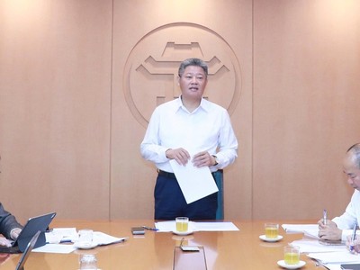 Phó Chủ tịch UBND TP. Hà Nội Nguyễn Mạnh Quyền chủ trì cuộc họp.