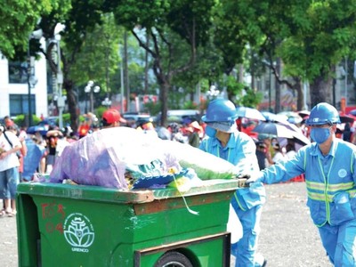 Các gói thầu duy trì vệ sinh môi trường giai đoạn 3 đến 5 năm tới tại các phường, xã của Hà Nội đều có giá trị hàng trăm tỷ đồng mỗi gói. Ảnh: Hoàng Sơn