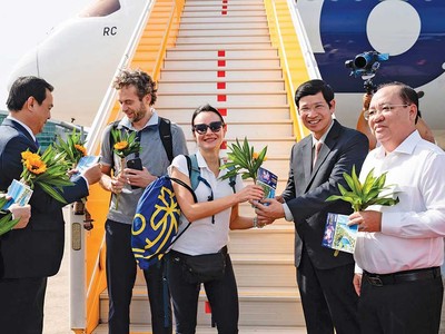 Thứ trưởng Bộ Văn hóa, Thể thao và Du lịch Hồ An Phong tặng hoa cho du khách quốc tế thứ 20 triệu đến Việt Nam năm 2025 