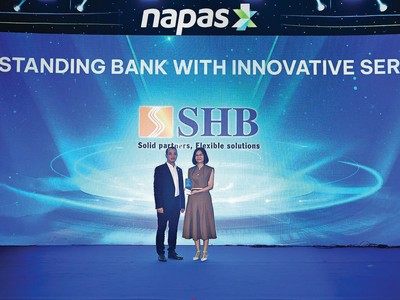 Bà Đoàn Thái Thanh Thủy, Phó Giám đốc Khối Ngân hàng bán lẻ SHB nhận giải thưởng vinh danh từ Napas