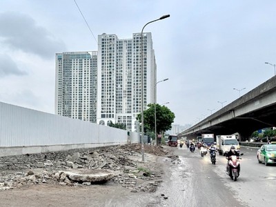 Khu vực được quây tôn là nơi sẽ xây dựng nhà ở xã hội Tây Nam Kim Giang. Ảnh: Thanh Vũ