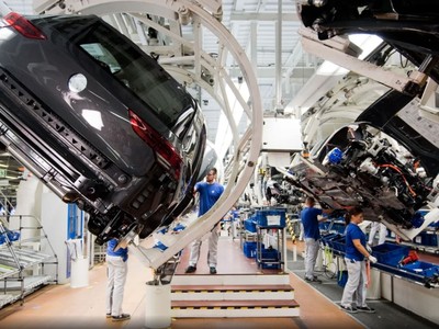 Dây chuyền sản xuất xe ô tô của Hãng Volkswagen tại nhà máy ở Wolfsburg, Đức. Ảnh: DPA/TTXVN 