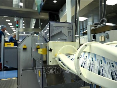 Công nhân làm việc trên dây chuyền sản xuất của Công ty dược phẩm Novo Nordisk ở Hilleroed, Đan Mạch. Ảnh: AFP/TTXVN 