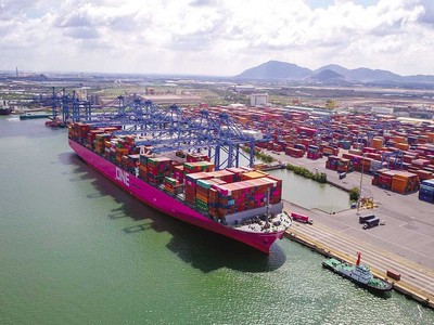Việc đề xuất miễn thu phí hạ tầng cảng biển tại Bình Dương và Bà Rịa - Vũng Tàu cho thấy, nỗ lực của TP.HCM trong việc tháo gỡ nút thắt chi phí logistics, tái phân bổ luồng hàng và nâng cao năng lực cạnh tranh vùng 
