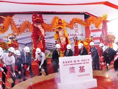 Các đại biểu thực hiện nghi thức động thổ dự án. 