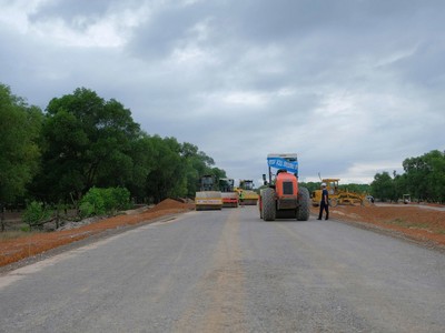 Dự án Đường ven biển kết nối hành lang kinh tế Đông - Tây, tỉnh Quảng Trị hiện đã được gia hạn tiến độ đến năm 2027. Ảnh: Trần Tuyền