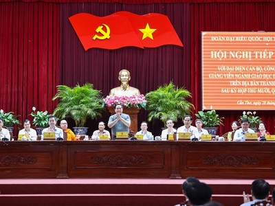 Thủ tướng Phạm Minh Chính cùng Đoàn đại biểu Quốc hội TP. Cần Thơ tại buổi tiếp xúc cử tri. Ảnh: VGP