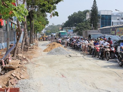 Nhiều dự án đầu tư sửa chữa đường tại TP.HCM sẽ được phân cấp cho Sở Xây dựng quyết định để làm nhanh hơn - Ảnh: Lê Quân