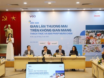 Các đại biểu tại Diễn đàn “Gian lận thương mại trên không gian mạng, thách thức và giải pháp" tại VCCI, chiều 30/12. 