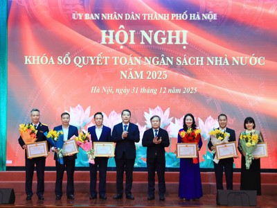 Ủy viên Trung ương Đảng, Phó Bí thư Thành ủy, Bí thư Đảng ủy, Chủ tịch UBND Thành phố Hà Nội Vũ Đại Thắng và Thứ trưởng Bộ Tài Chính Cao Anh Tuấn trao tặng Bằng khen cho các đơn vị ngành tài chính Thủ đô.