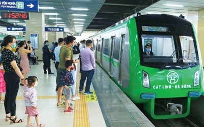 Hành khách làm quen với vé thông minh khi lên tàu Nhổn - Ga Hà Nội dịp đầu năm 