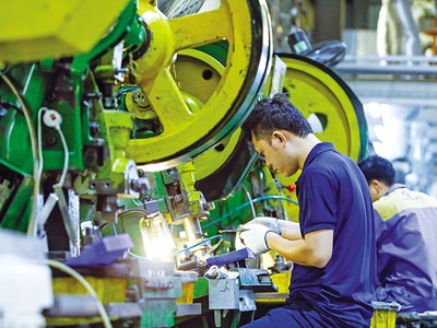 Nâng cao chất lượng nhân lực, tiếp nhận công nghệ mới chính là con đường để kinh tế Việt Nam vượt qua giông bão. Ảnh: Đức Thanh 