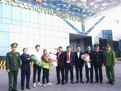 Kim ngạch xuất nhập khẩu qua Cửa khẩu Móng Cái đạt khoảng 20 triệu USD ngày đầu năm 