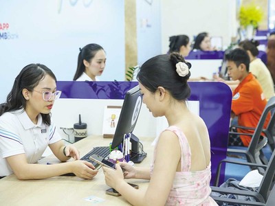 Lãi suất tăng, khiến kênh tiền gửi tiết kiệm đang trở nên hấp dẫn (Ảnh: Đức Thanh) 