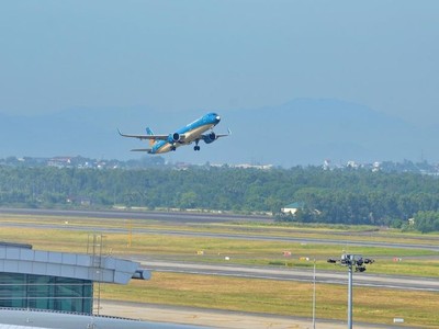 Một tàu bay của Vietnam Airlines cất cánh từ Cảng hàng không quốc tế Đà Nẵng. Ảnh: TTXVN. 