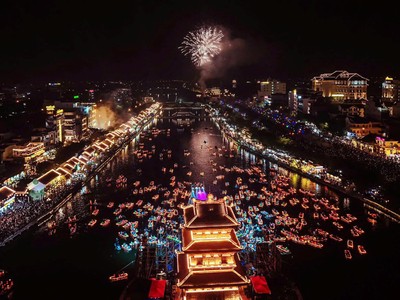 Chương trình Phố cổ Countdown 2026 và bắn pháo hoa tại khu Phố cổ Hoa Lư thu hút hàng nghìn du khách. 