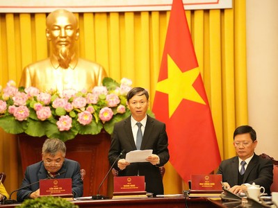 Thứ trưởng Bộ Khoa học và công nghệ Hoàng Minh giới thiệu luật. 
