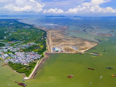 Nhiều dự án, công trình quy mô lớn đã được khởi công trong năm 2025 góp phần mở rộng không gian phát triển đô thị, gia tăng quy mô đầu tư và tạo động lực thúc đẩy tăng trưởng kinh tế TP.HCM. Ảnh: Lê Toàn.