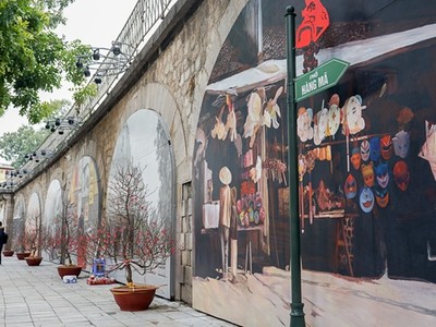 Một đoạn đường sắt quốc gia qua phố Phùng Hưng - Hà Nội. 