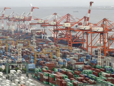 Quang cảnh cảng hàng hóa ở Tokyo, Nhật Bản. Ảnh: Kyodo/TTXVN