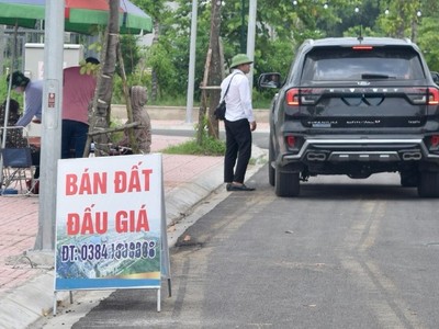 Tình trạng bỏ cọc đấu giá đất thường xuyên diễn ra trong năm 2024. Ảnh: Thanh Vũ