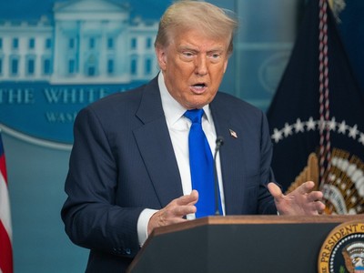 Tổng thống Mỹ Donald Trump phát biểu trong một cuộc họp báo tại Nhà Trắng. Ảnh: THX/TTXVN