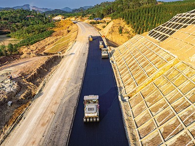 Thi công Dự án PPP cao tốc Hữu Nghị - Chi Lăng, do UBND tỉnh Lạng Sơn là cơ quan có thẩm quyền. Ảnh: P.V 