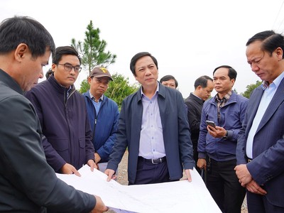 Phó Chủ tịch UBND tỉnh Quảng Trị Hoàng Nam (ở giữa) đi kiểm tra địa điểm dự kiến xây dựng nhà ga tại phường Nam Đông Hà. Ảnh: Trường Nhật