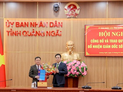 Ông Nguyễn Hoàng Giang, Chủ tịch UBND tỉnh Quảng Ngãi trao quyết định và tặng hoa chúc mừng ông Nguyễn Văn Trọng. 