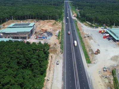 Trạm dừng nghỉ trên đoạn cao tốc Phan Thiết - Dầu Giây tại thời điểm tháng 8/2025. (Ảnh: Báo Xây dựng). 