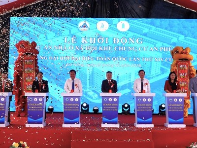 Các đại biểu thực hiện nghi thức khởi động Dự án Nhà ở xã hội Khu chung cư An Phú. 