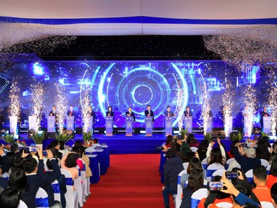 Các đại biểu thực hiện nghi thức khởi công dự án.