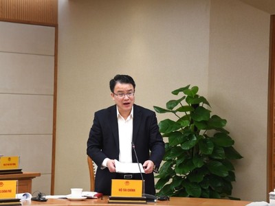 Thứ trưởng Bộ Tài chính Trần Quốc Phương thông tin tại cuộc họp.